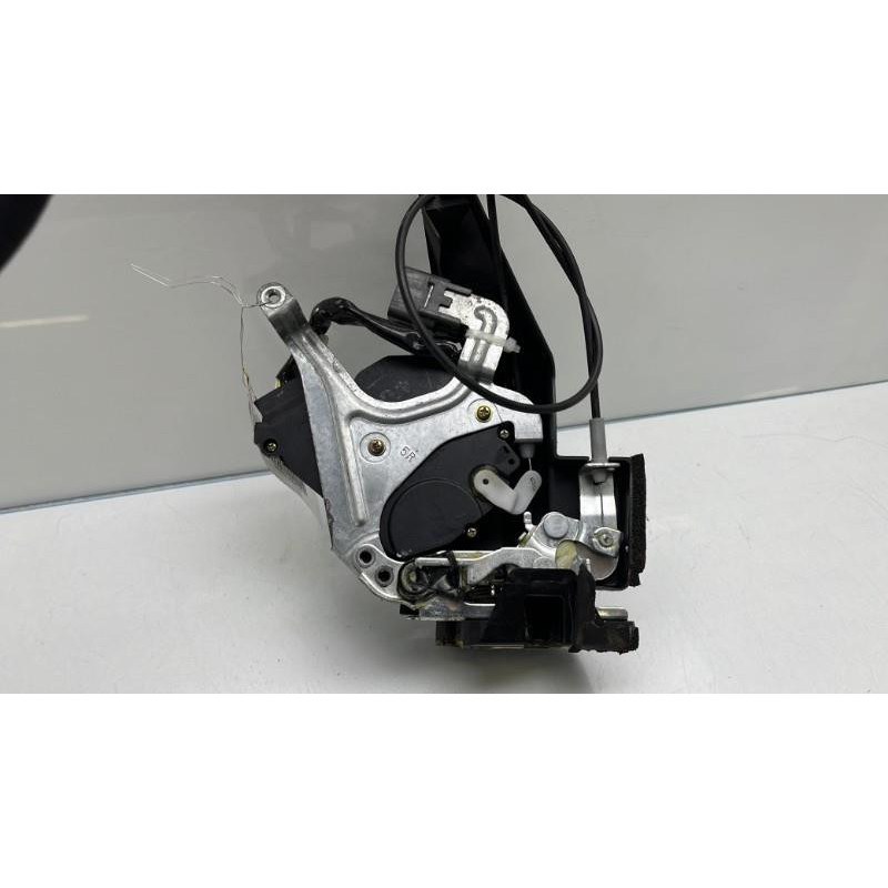 Serrure arriere droit TOYOTA LAND CRUISER 4 STATION WAGON J100 Photo n°8