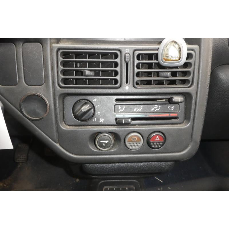 Vitre arriere gauche PEUGEOT 106 Photo n°5