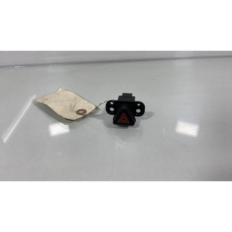 Bouton de warning CHEVROLET ORLANDO Photo n°1
