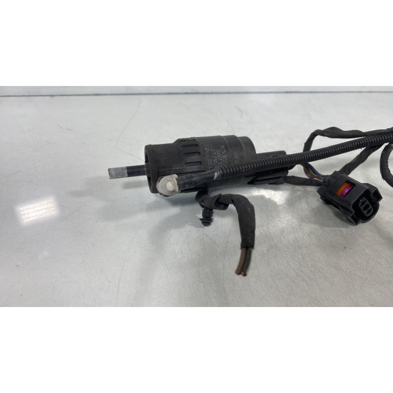 Pompe lave glace avant VOLKSWAGEN PASSAT 5 Photo n°3