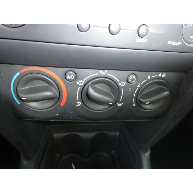Bouton de coffre RENAULT CLIO 2 CAMPUS Photo n°5