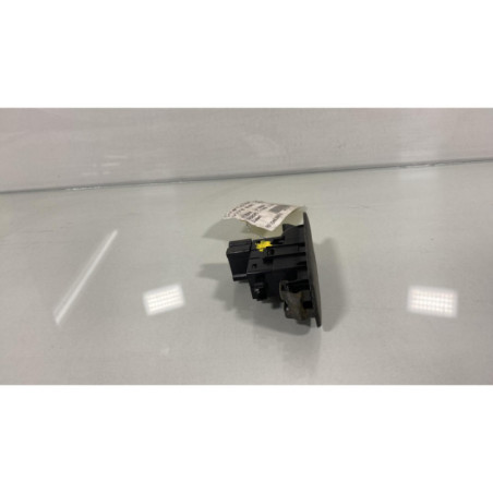 Interrupteur de leve vitre avant droit NISSAN QASHQAI 1