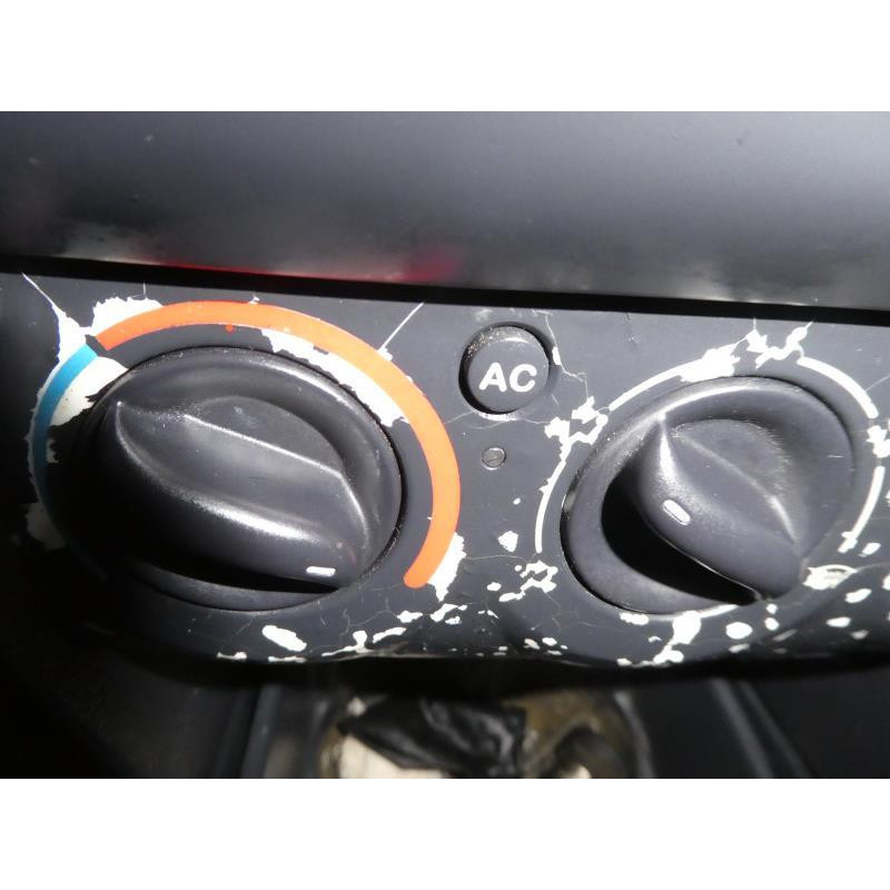 Bouton de coffre RENAULT CLIO 2 CAMPUS Photo n°8