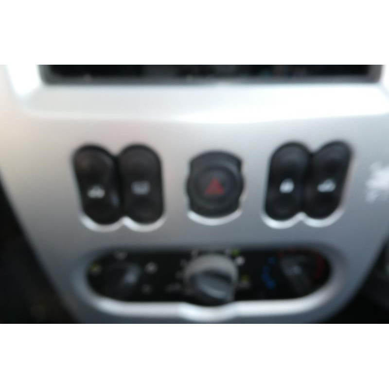 Commande degivrage lunette arriere DACIA SANDERO 1 Photo n°12