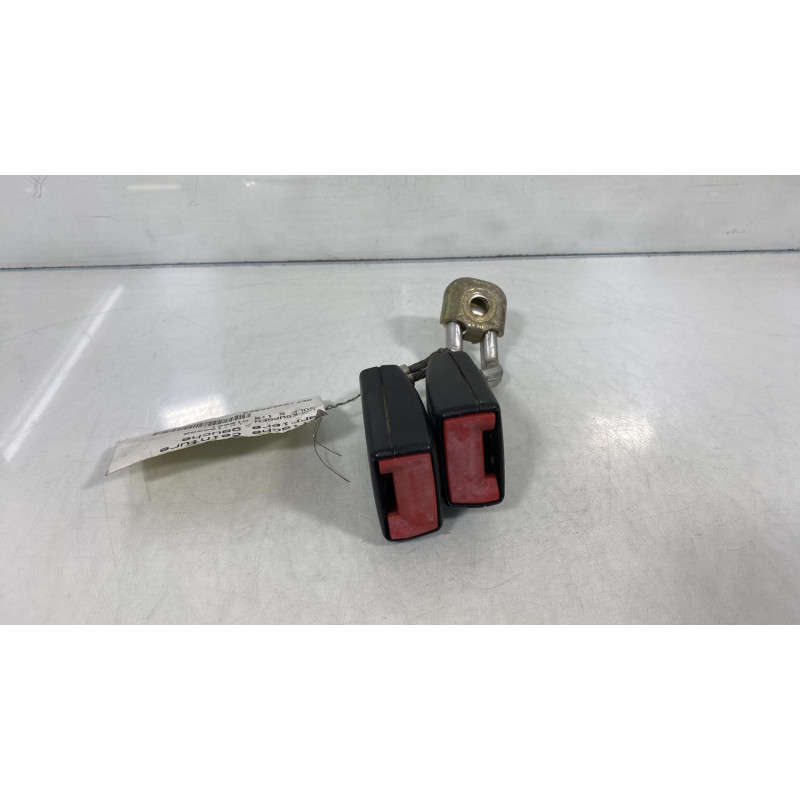 Attache ceinture arriere gauche VOLKSWAGEN GOLF 5 Photo n°1