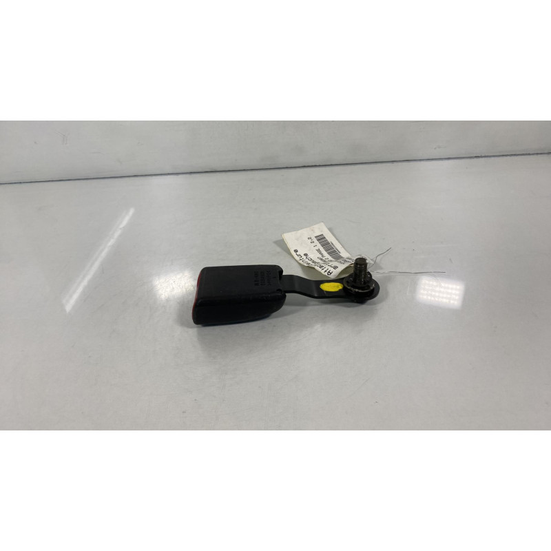 Attache ceinture arriere gauche TOYOTA COROLLA VERSO 2 Photo n°1