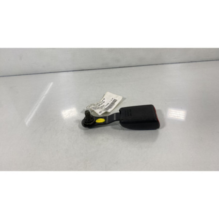 Attache ceinture arriere gauche TOYOTA COROLLA VERSO 2