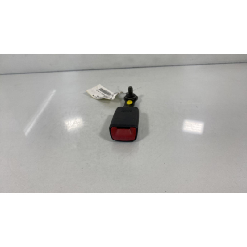 Attache ceinture arriere gauche TOYOTA COROLLA VERSO 2 Photo n°3