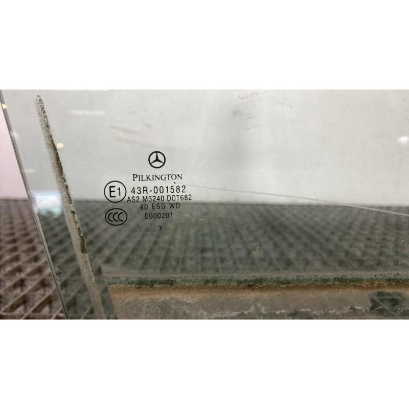 Vitre avant droit MERCEDES CLASSE C 203 Photo n°2