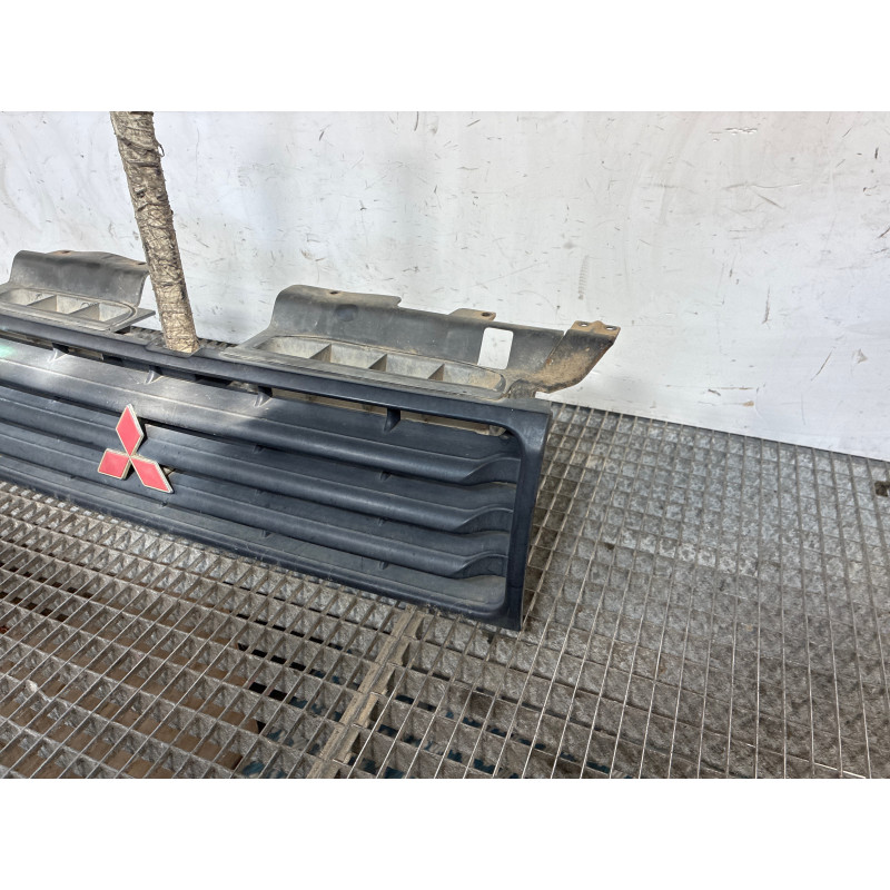 Calandre MITSUBISHI PAJERO 2 Photo n°3