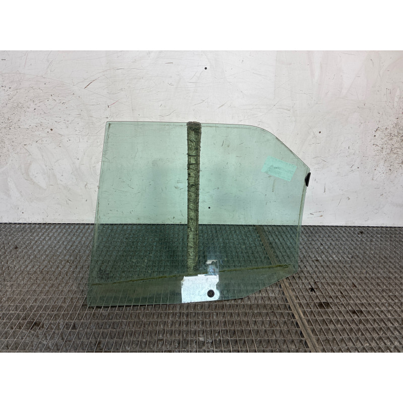 Vitre arriere droit PEUGEOT 405 Photo n°2