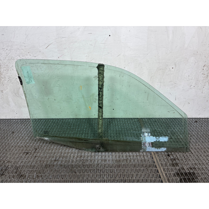 Vitre avant gauche RENAULT CLIO 2 Photo n°1