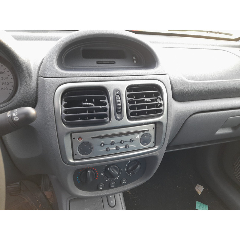 Calandre RENAULT CLIO 2 Photo n°13