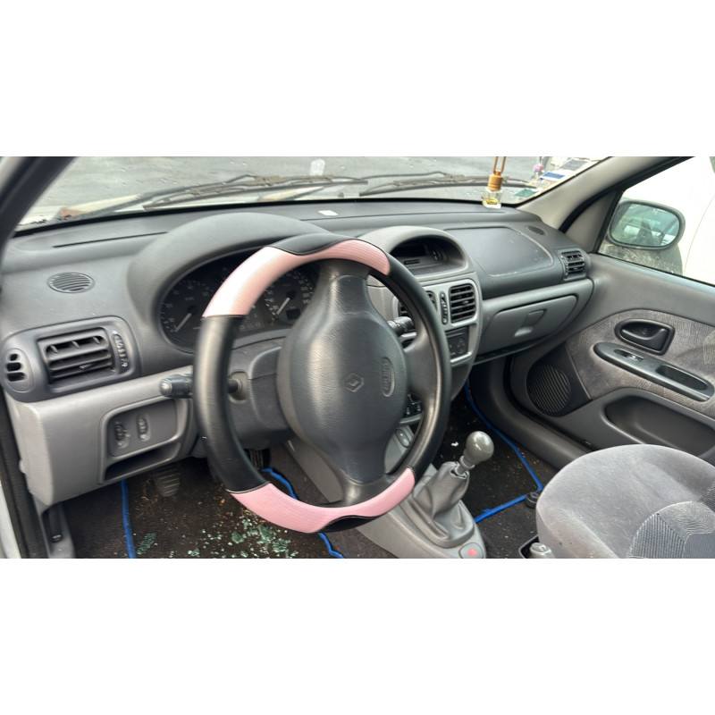 Calandre RENAULT CLIO 2 Photo n°17