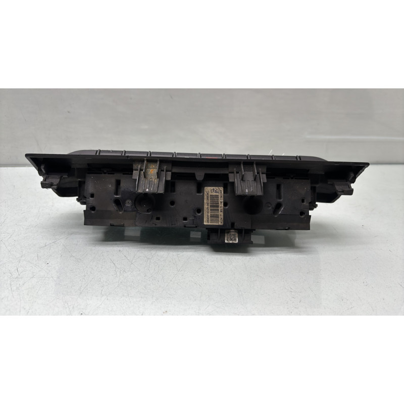 Bouton de warning NISSAN PRIMASTAR 2 Photo n°6
