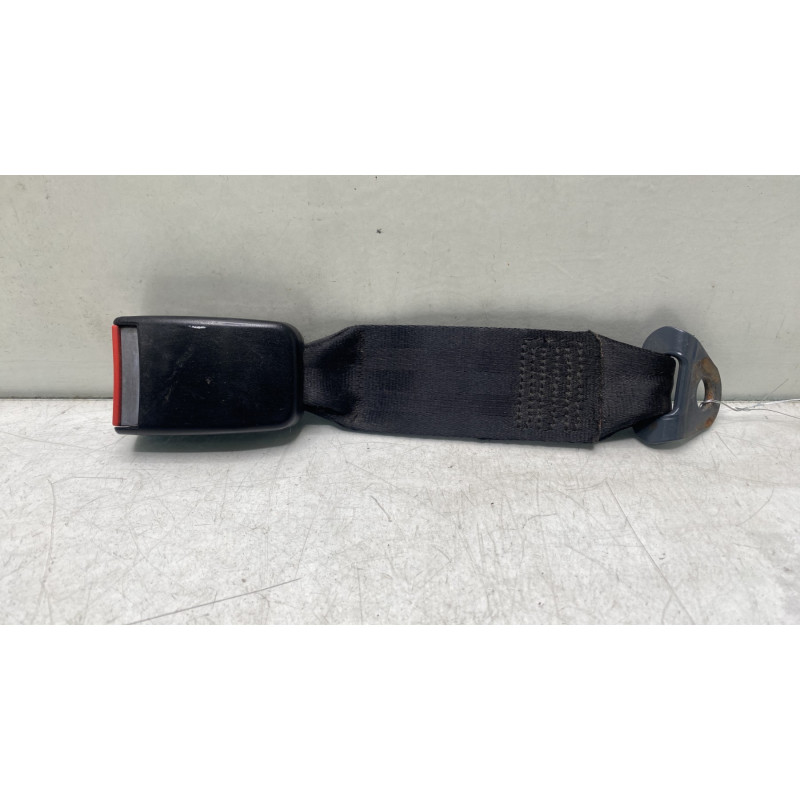 Attache ceinture arriere droit PEUGEOT 106 Photo n°1