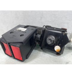 Attache ceinture arriere droit RENAULT CLIO 2