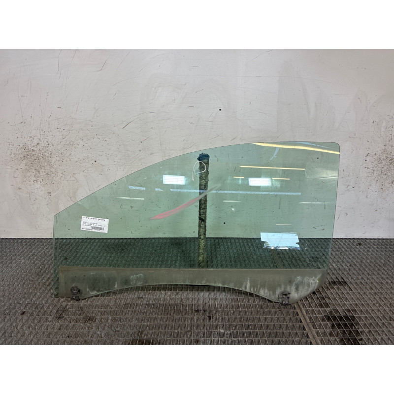 Vitre avant gauche RENAULT CLIO 3 Photo n°1