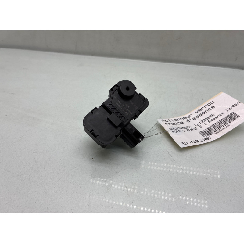 Actionneur verrou trappe d'essence VOLKSWAGEN POLO 6 Photo n°3