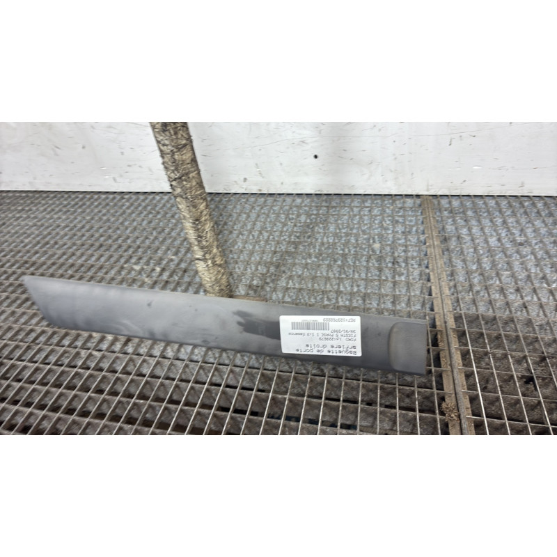 Baguette de porte arriere droite FORD FIESTA 5 Photo n°3