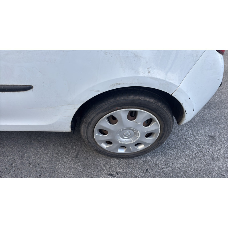 Pare boue avant gauche RENAULT CLIO 3 Photo n°17