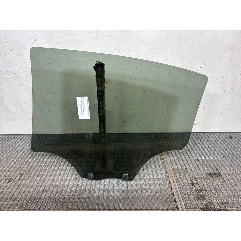 Vitre arriere droit PEUGEOT 208 1 Photo n°2