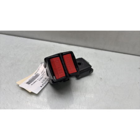 Attache ceinture arriere droit RENAULT CLIO 2 Photo n°1