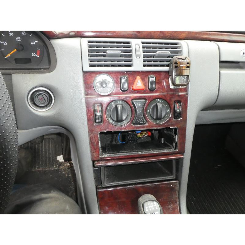 Vitre avant gauche MERCEDES CLASSE E 210 Photo n°5