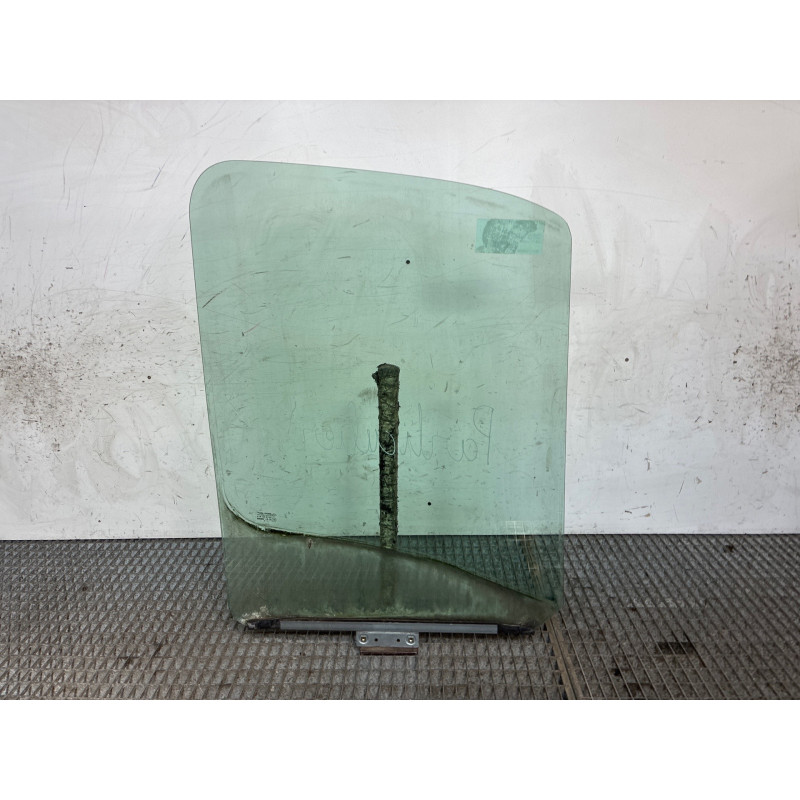 Vitre avant gauche RENAULT MASTER 2 Photo n°1