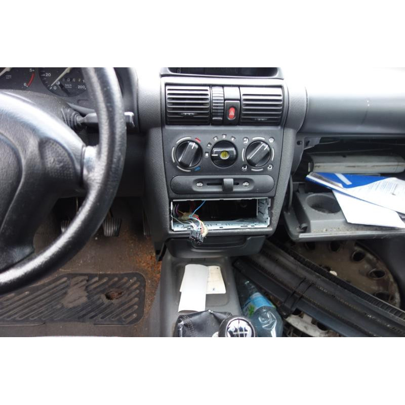 Vitre avant gauche OPEL CORSA B Photo n°8