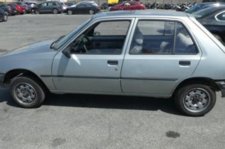 Serrure de coffre PEUGEOT 205