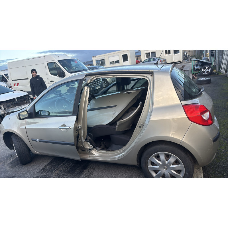 Feu arriere stop central RENAULT CLIO 3 Photo n°10