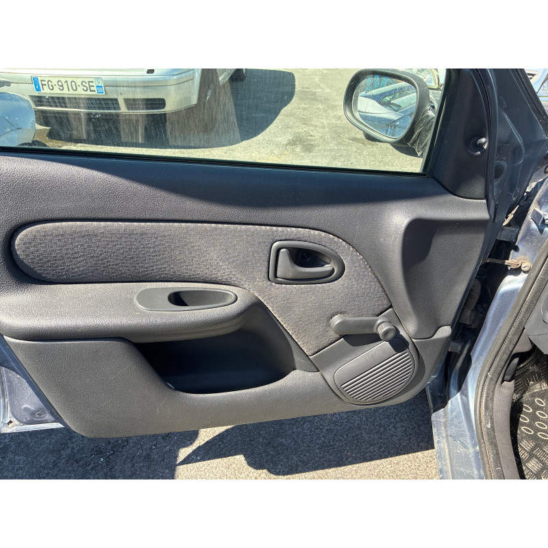 Poignee interieur avant gauche RENAULT CLIO 2 CAMPUS Photo n°9