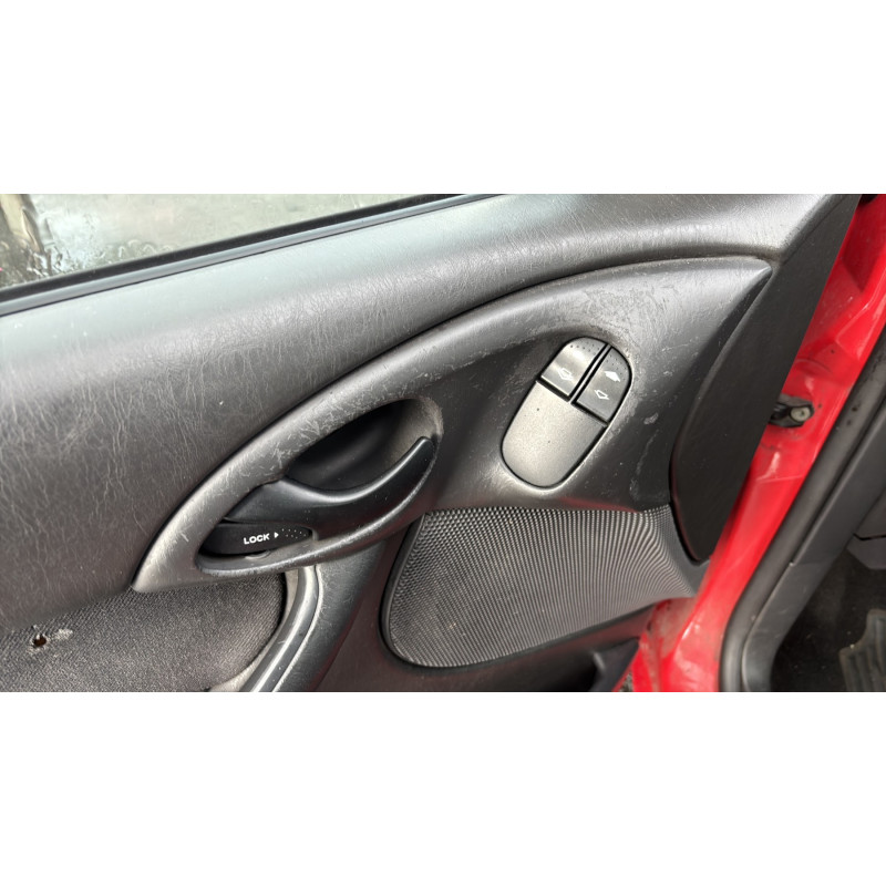 Vitre avant gauche FORD FOCUS 1 Photo n°13