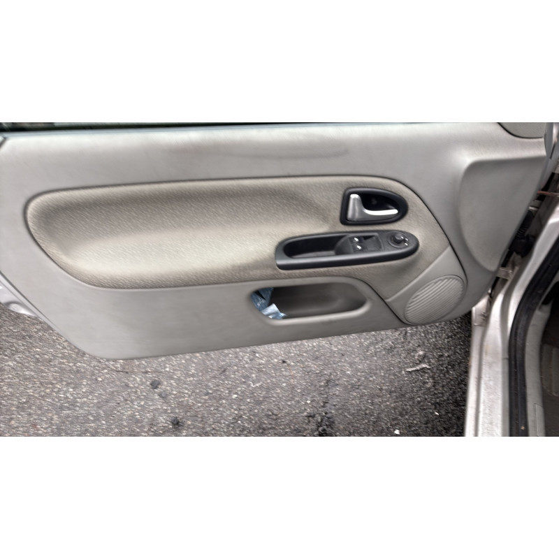 Attache ceinture arriere droit RENAULT CLIO 2 Photo n°12