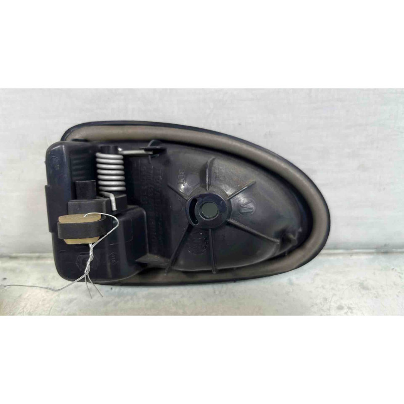 Poignee porte arriere droit RENAULT CLIO 2 Photo n°1