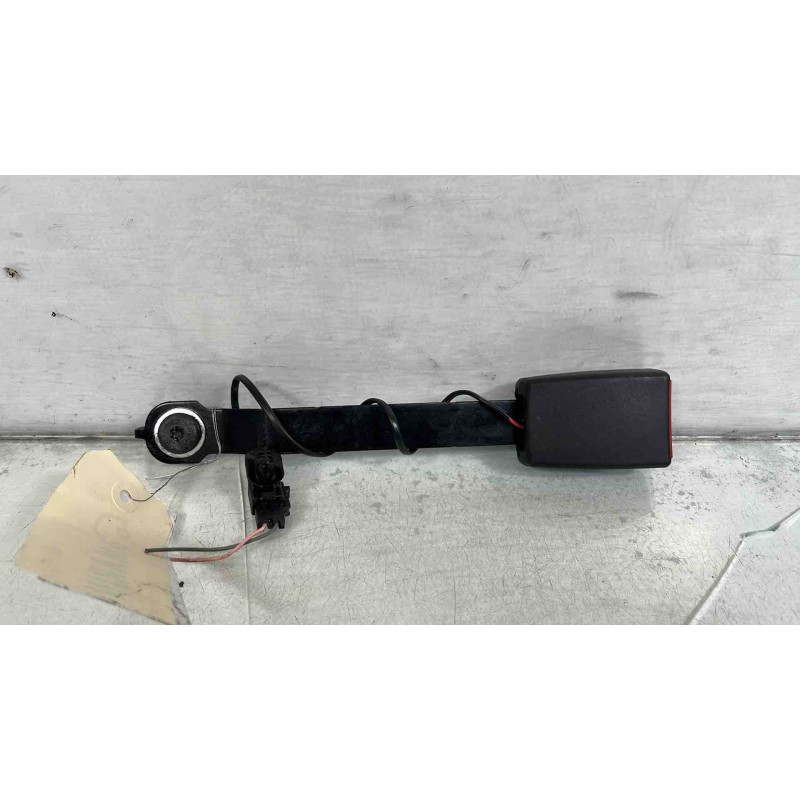 Attache ceinture avant gauche RENAULT CLIO 3 Photo n°3