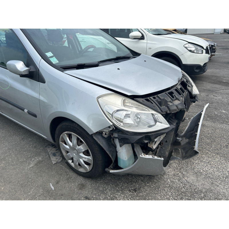 Attache ceinture avant gauche RENAULT CLIO 3 Photo n°4