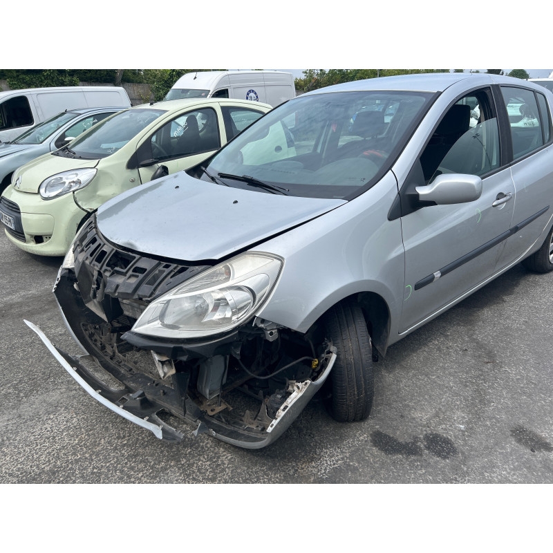 Attache ceinture avant gauche RENAULT CLIO 3 Photo n°6