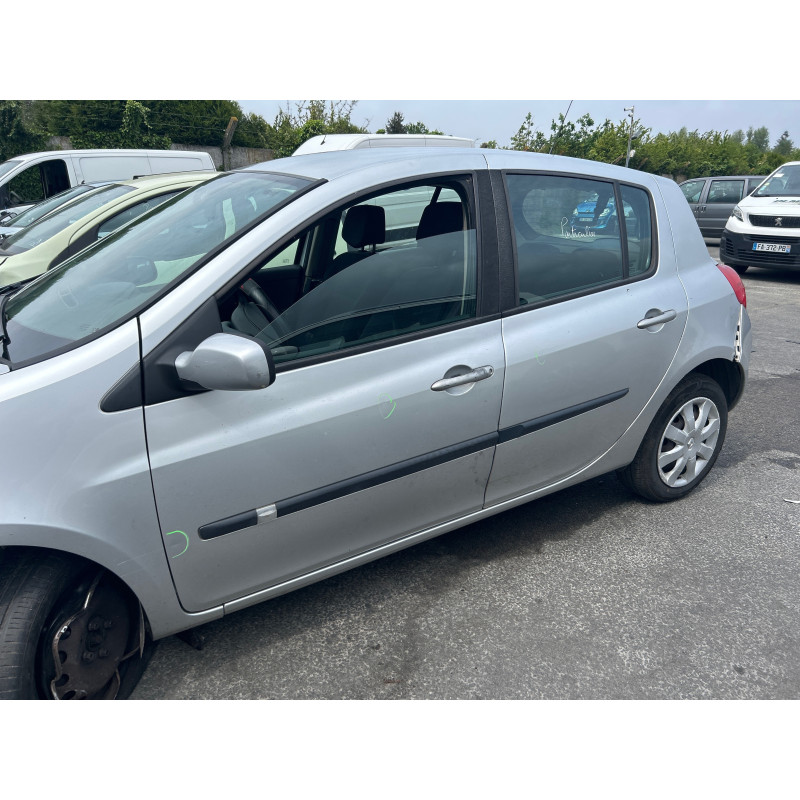 Attache ceinture avant gauche RENAULT CLIO 3 Photo n°7