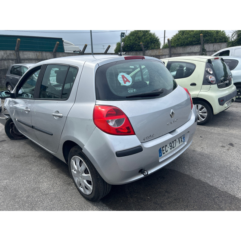 Attache ceinture avant gauche RENAULT CLIO 3 Photo n°8
