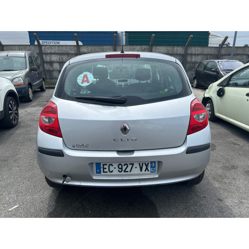 Attache ceinture avant gauche RENAULT CLIO 3 Photo n°9