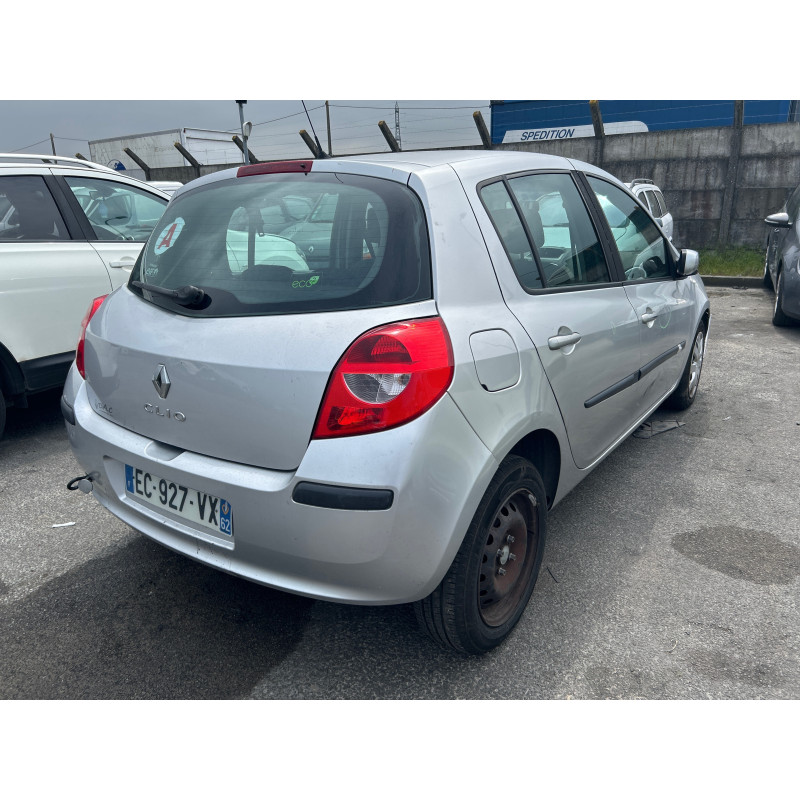 Attache ceinture avant gauche RENAULT CLIO 3 Photo n°10