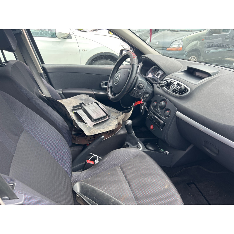 Attache ceinture avant gauche RENAULT CLIO 3 Photo n°12