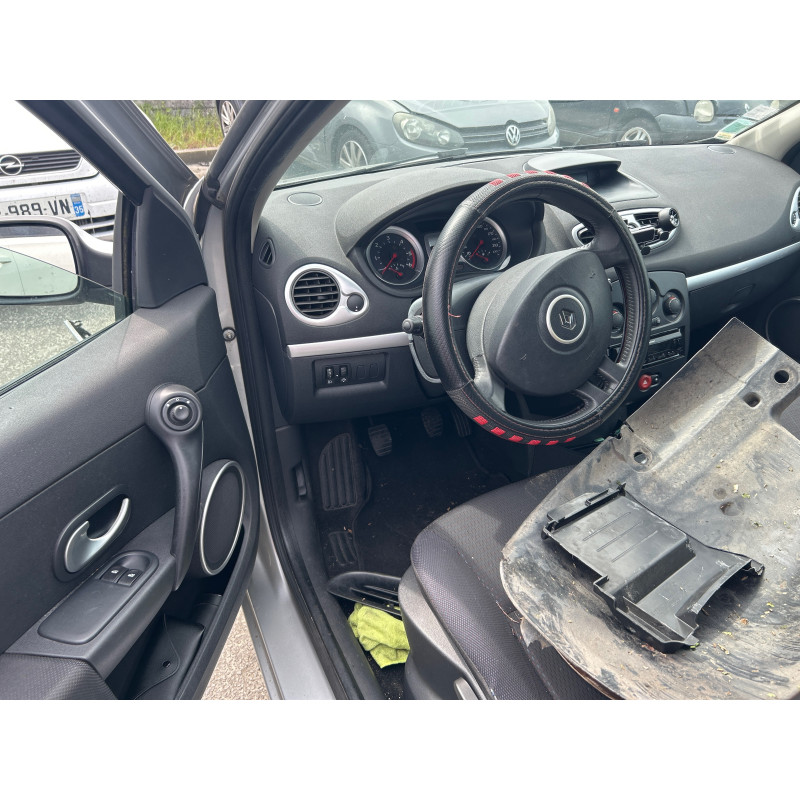 Attache ceinture avant gauche RENAULT CLIO 3 Photo n°13