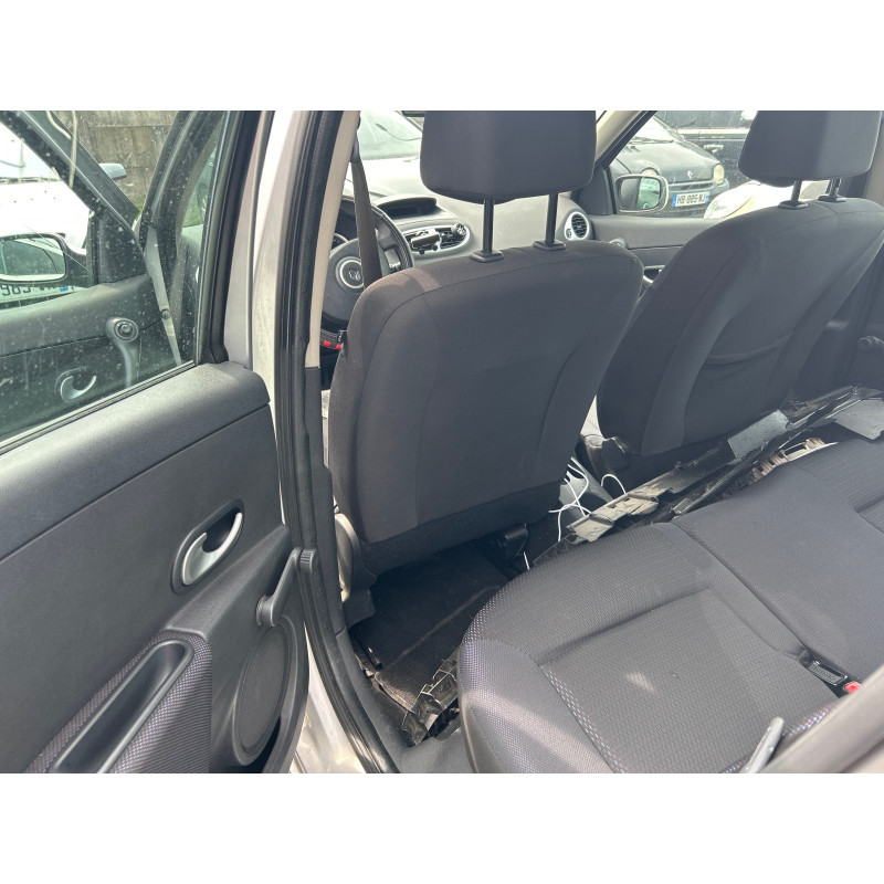 Attache ceinture avant gauche RENAULT CLIO 3 Photo n°14