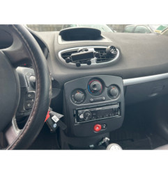 Attache ceinture avant gauche RENAULT CLIO 3