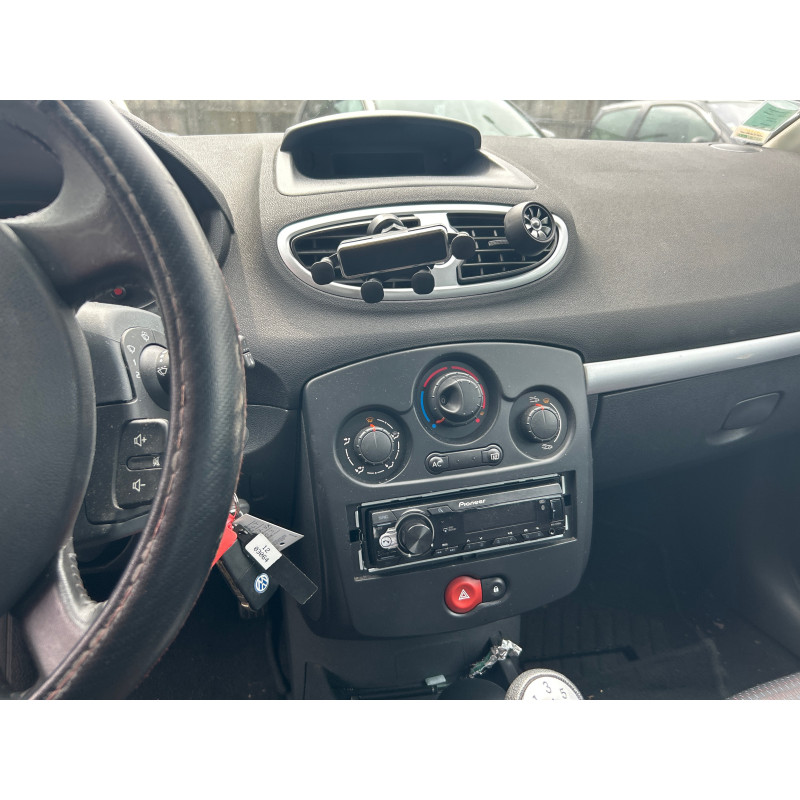 Attache ceinture avant gauche RENAULT CLIO 3 Photo n°16