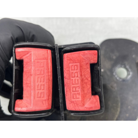 Attache ceinture arriere droit RENAULT CLIO 2 Photo n°1