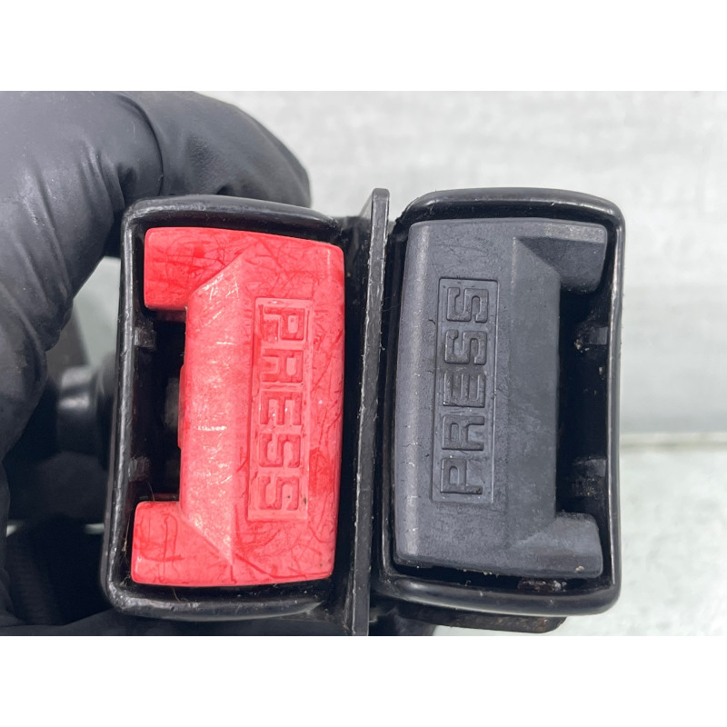 Attache ceinture arriere gauche RENAULT CLIO 2 Photo n°1